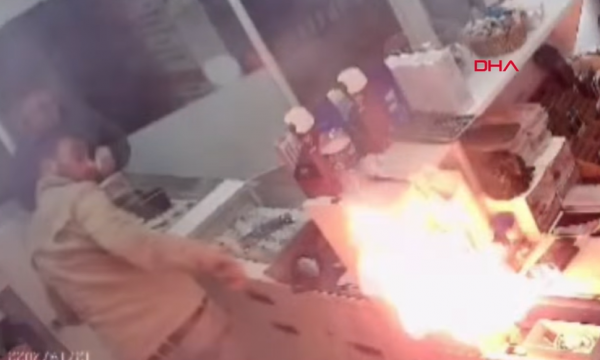 بالفيديو… هاتف محمول يتحول إلى قنبلة ويخلف انفجاراً كبيراً