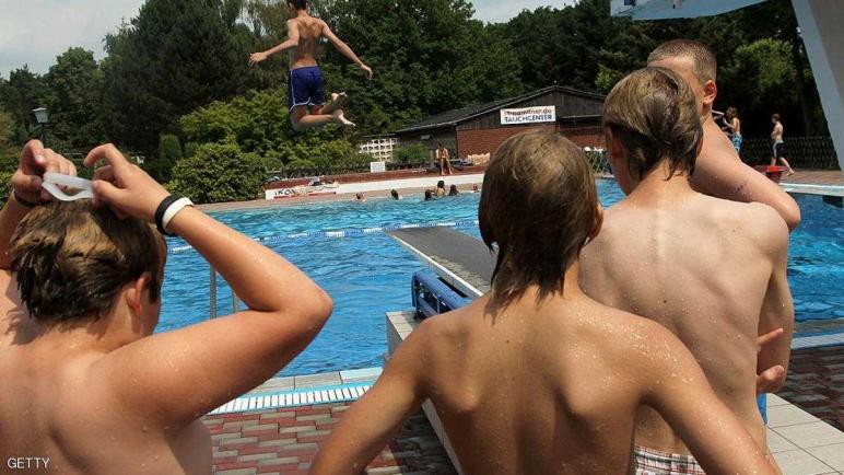 أعلى محكمة ألمانية تلزم الطالبات المسلمات المشاركة في حصص السباحة