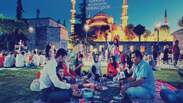 بلديات إسطنبول تنظم موائد إفطار جماعية لعشرات الآلاف