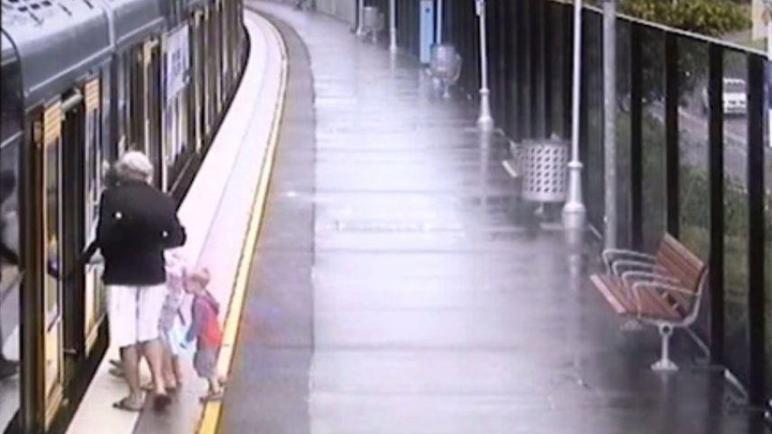 شاهد بالفيديو… طفل ينجو بأعجوبة بعد سقوطه تحت قطار