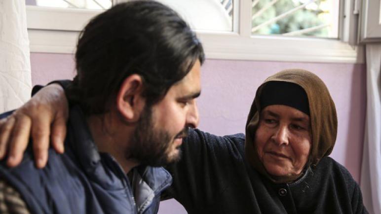 أم سورية أجتمعت مع ابنها في تركيا بعد فراق دام ثلاث سنوات