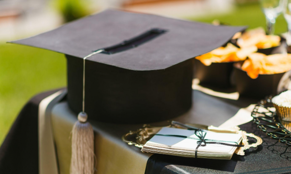 تخرج من 7 أقسام جامعية… مواطن تركي ملهم.. يبلغ من العمر 73 عامًا