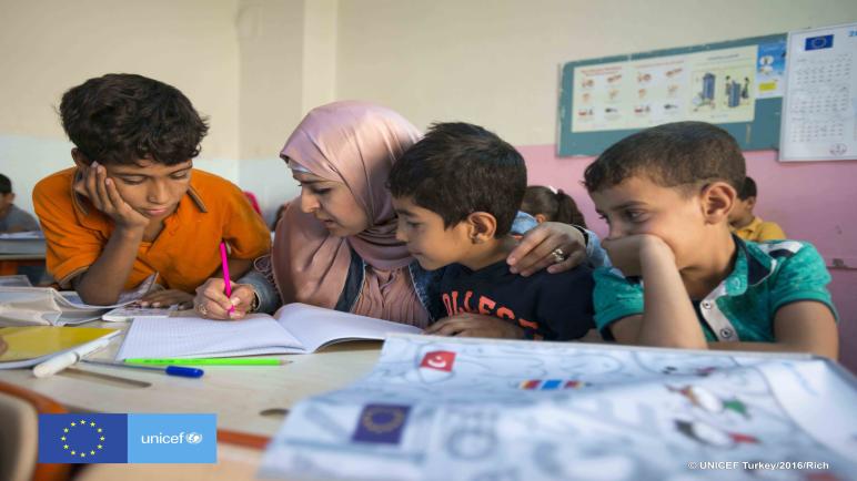 مبالغ نقدية للأسر اللاجئة الفقيرة التي يذهب أطفالها بانتظام إلى المدرسة في تركيا