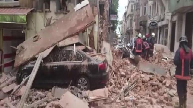 انهيار مبنى في منطقة الفاتح في اسطنبول