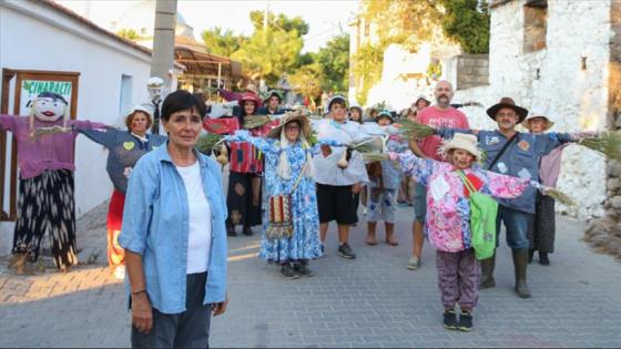 “دمى بشرية” في إزمير تحث المزارعين على العودة لحقولهم