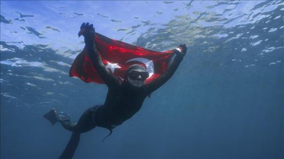 شاهيكا أرجومان.. أول تركية تغوص في مياه أنتاركتيكا