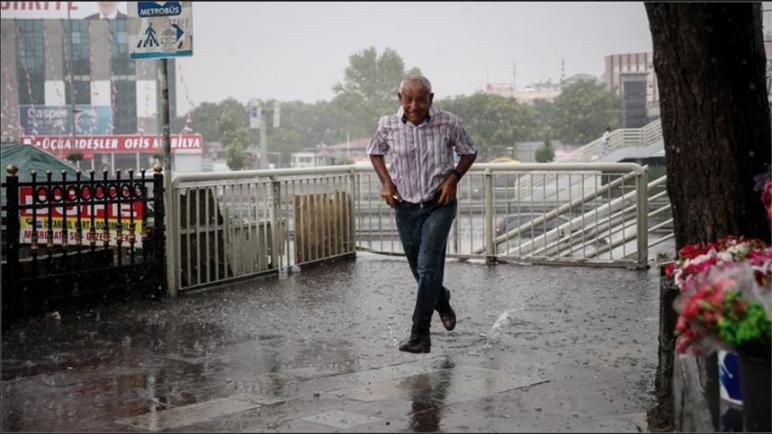 سقوط أمطار غزيرة على إسطنبول لليوم الثاني