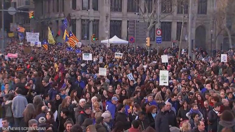 برشلونة تشهد أكبر تظاهرة بأوروبا تدعوا لاستقبال المزيد من اللاجئين الذين فروا من الحرب في سوريا (فيديو)