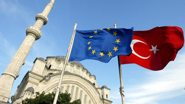 الاتحاد الأوروبي يدعو المسؤولين الأتراك إلى توافق شامل في تطبيق التعديلات الدستورية