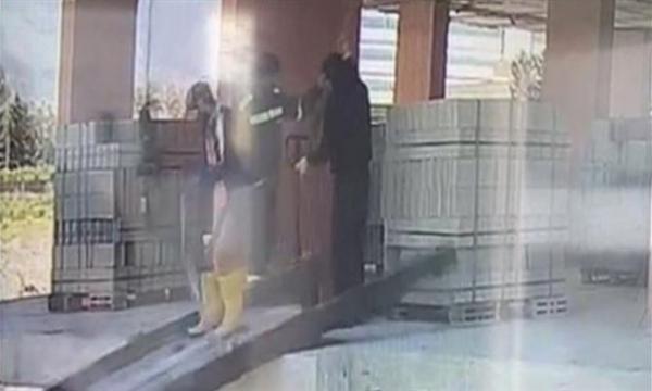 فيديو.. إصـ .ـابة عامل سوري بجـ .ـروح خطيرة جراء سقوطه من الطابق الثاني في هاتاي