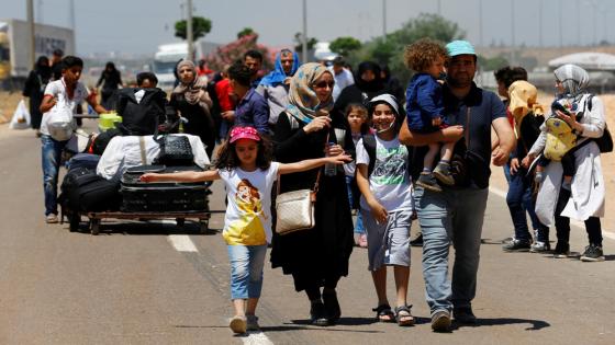 Syrians, who say they are returning to Syria ahead of the Eid al-Fitr, carry their belongings as they walk to the Turkish Cilvegozu border gate, located opposite of Syrian crossing point Bab al-Hawa in Reyhanli, in Hatay province, Turkey, June 15, 2017. REUTERS/Umit Bektas