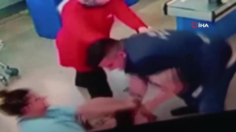 صدمة في تركيا: رجل يضرب امرأة في السوق أمام الجميع!