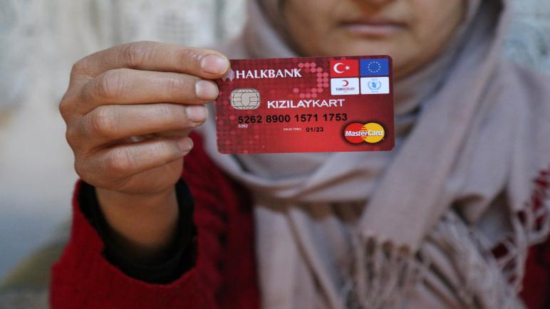 السوريون والعراقيون يستلمون الدفعة الثالثة عبر بطاقة الهلال الأحمر