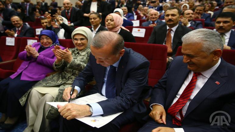 أردوغان يوقع رسمياً وثيقة عودته لعضوية حزب “العدالة والتنمية”