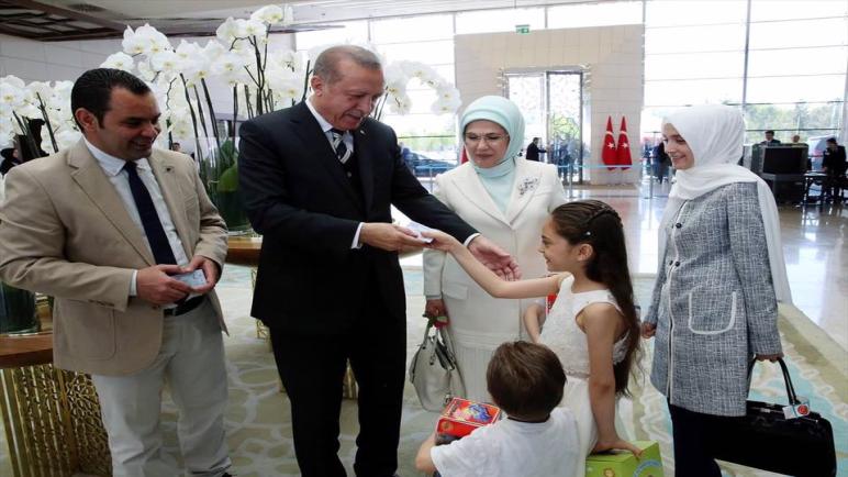 أردوغان يمنح الطفلة السورية بانا العابد وعائلتها الجنسية التركية