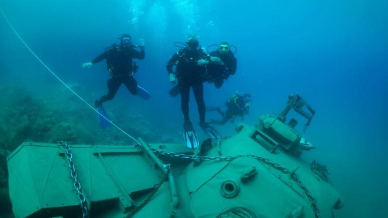 السلطات التركية تغراق دبابة قبالة سواحل أنطاليا التركية لتنشيط سياحة الغوص