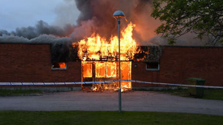 إجلاء العشرات من مركز لجوء في السويد جراء نشوب حريق يشتبه أنه ” متعمد “