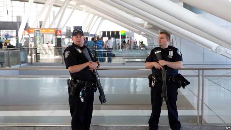 فوضى واعتقالات للاجئين في المطارات الأمريكية والعالمية
