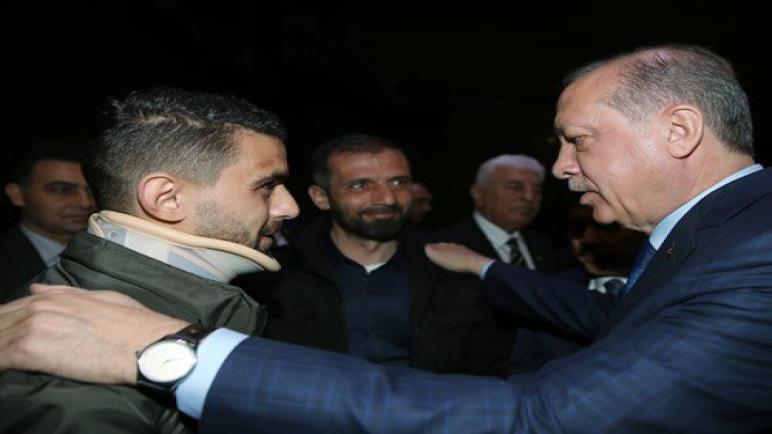 أردوغان يستقبل المواطن التركي الذي تعرض للهجوم بالكلب من الشرطة الهولندية