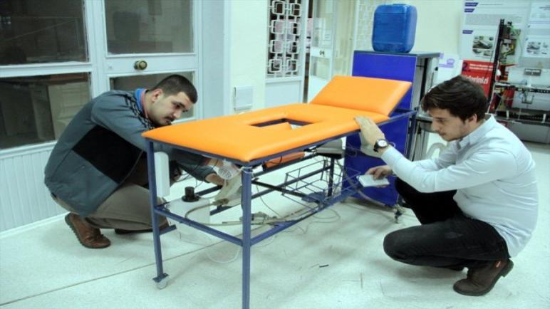 شاهد بالصور: طالب تركي ينجح باختراع “سرير ذكي” لخدمة احتياجات المُقعَدين