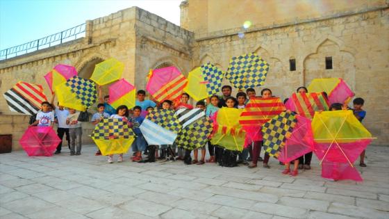 مهرجان الطائرات الورقية يلوّن سماء مدينة ماردين التركية