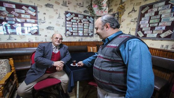 Bursa'nın İnegöl ilçesinde Tahtaköprü Mahallesi'nde bulunan kahvehaneye ilk kez gelen müşteriler, işletmecinin hem paniğe neden olan hem de güldüren şakasıyla karşılaşıyor. ( Serdar Yiğit - Anadolu Ajansı )