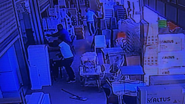 في وضح النهار.. شجار مسلح بين أقارب وسط سوق في شانلي أورفا يخلّف 4 جرحى وذعر بين المارة (فيديو)