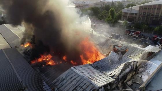 بالفيديو.. اندلاع حريق كبير داخل مصنع في إسطنبول