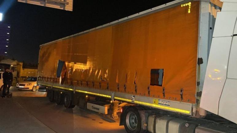 السلطات التركية تعتقل عدد كبير من المهاجرين داخل شاحنة في ولاية كوجالي (فيديو)