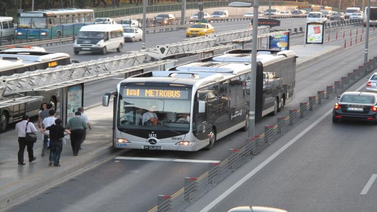 50 ألف رحلة يومية ستتمكن من حمل 4 ملايين راكب يومياً .. تمديد خط المتروبوس في اسطنبول حتى منطقة سيليفري