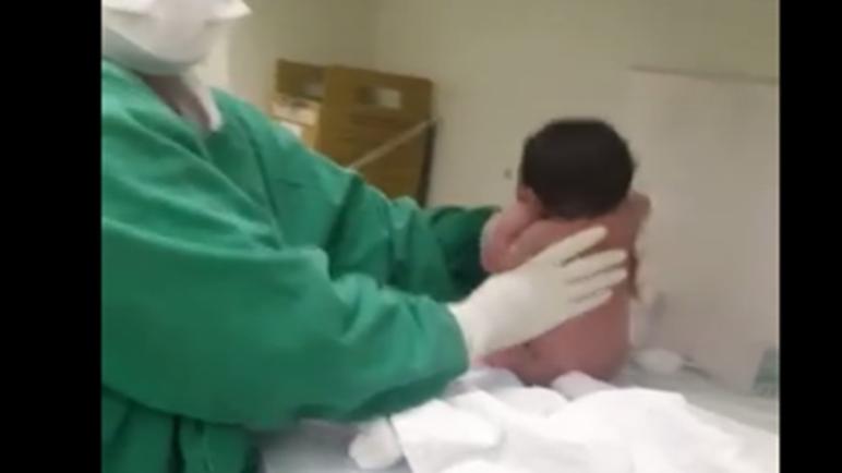 فيديو لرضيع يمشي بعد دقائق من ولادته يحقق مشاهدات “خيالية”