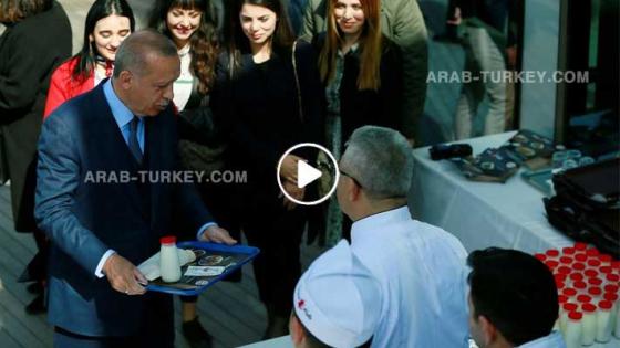 مقطع فيديو ينتشر بشكل واسع للرئيس أردوغان وهو يحضر طعامه ويجلس بين الشباب (شاهد صور + فيديو)