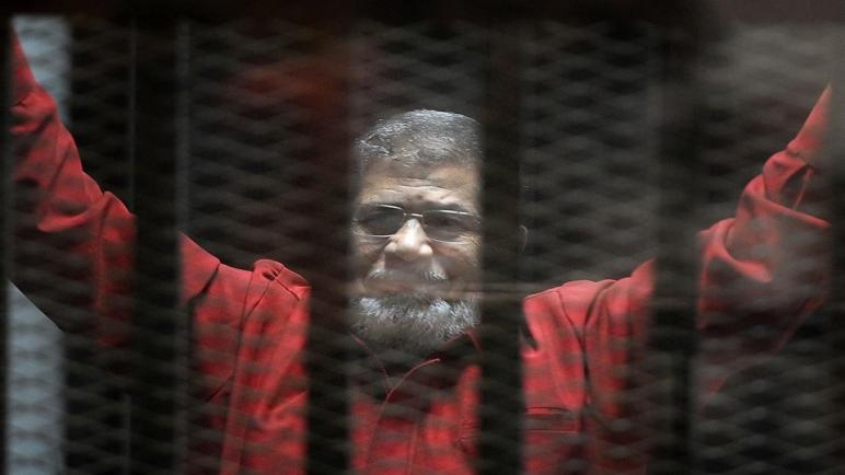 للمرة الأولى منذ أكثر من 4 سنوات.. مرسي يلتقى أسرته بمحبسه