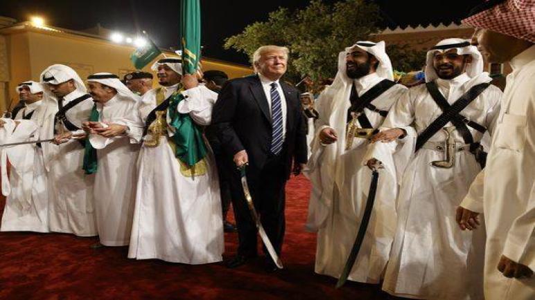 شاهد ترامب وهو يؤدي رقصة شعبية سعودية بجانب الملك سلمان