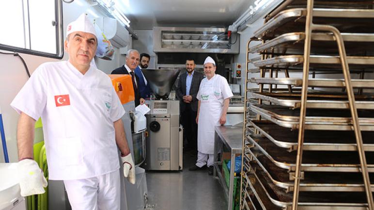 فرن متنقل قدرته 21 ألف رغيف خبز يومياً هدية من تركيا إلى سوريا