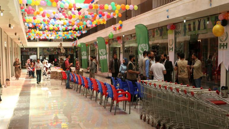 هيئة الإغاثة التركية تفتتح متجرا مجانيا في محافظة إدلب السورية