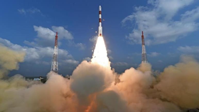 الهند تطلق 104 أقمار اصطناعية دفعة واحدة