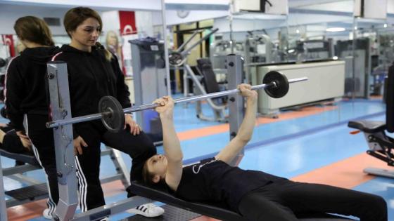 DOĞUŞTAN YÜRÜME ENGELLİ 13 YAŞINDAKİ SURİYELİ ZEYNEP SİDO, BAĞCILAR BELEDİYESİ ŞEHİT SAVCI MEHMET SELİM KİRAZ KÜLTÜR MERKEZİ SPOR SALONU’NDA 6 AY GÖRDÜĞÜ KLİNİK FİTNESS ÇALIŞMALARI SONUNDA YÜRÜMEYE BAŞLADI. (İHA/İSTANBUL-İHA)