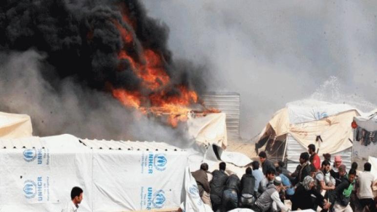 حريق كبير يلتهم مخيمات اللاجئين السوريين على الحدود التركية