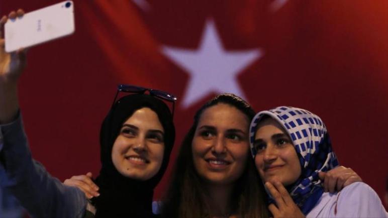 عاجل: تركيا تسمح للضباط وضباط الصف النساء العاملات في صفوف القوات التركية بارتداء الحجاب