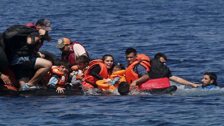 غرق قارب للمهاجرين على السواحل التركية ومصرع 11 شخصاً