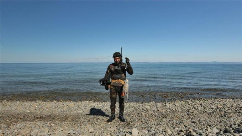 تركي يمضي نصف قرن في صيد الأخطبوط على شاطئ “خليج ساروس”