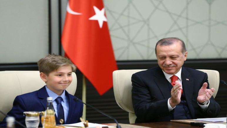 بالصور: أردوغان يتخلى عن كرسي الرئاسة لطفل عمره 10 سنوات