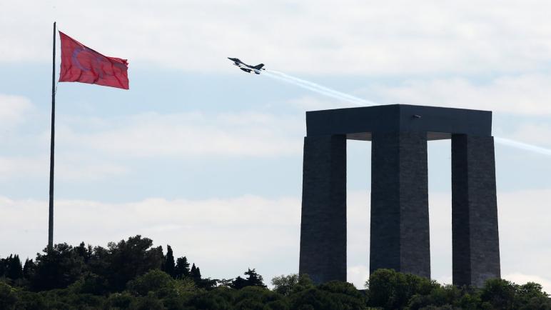 بالصور.. استعراض لـ”سلاح الجو التركي” تخليدًا لذكرى شهداء جناق قلعة