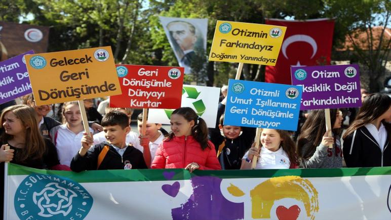 أطفال التوحد يشاركون في فعالية تؤكد على “نظافة البيئة” في تركيا