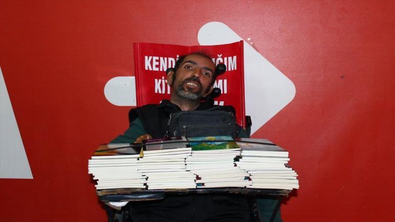 تركي مصاب بالشلل يؤلف 15 كتاباً باصبع واحد