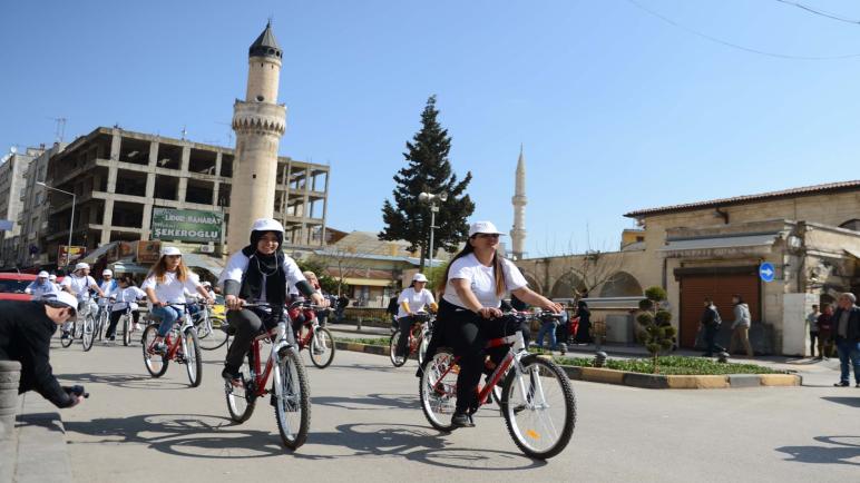 طلاب سوريون وأتراك ينظمون جولة على الدراجات الهوائية في ولاية كلس .. تعرّف على السبب!!