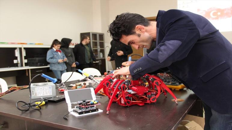 “الروبوت العنكبوت” التركي لإبطال مفعول المتفجرات