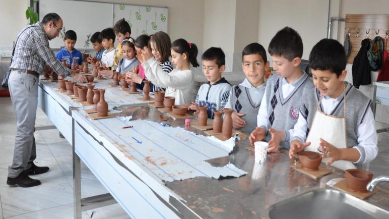 شاهد بالصور.. تركي يجوب المدارس لتعريف الأطفال بصناعة الفخار