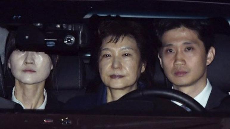 لحظة نقل الرئيسة الكورية إلى السجن